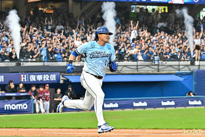 富邦悍將林哲瑄敲出安打。（記者陳志曲攝）