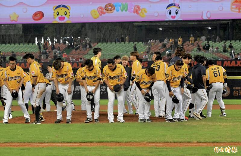 中信兄弟開季以1勝5敗暫時獨居墊底。（記者廖耀東攝）