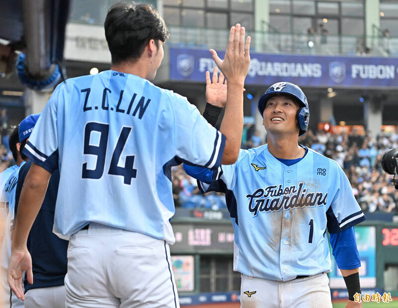 富邦悍將林哲瑄跑回一分。（記者陳志曲攝）