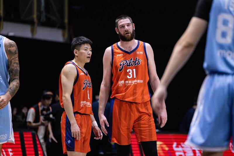 領航猿關達祐（左）、阿提諾。（PLG提供）