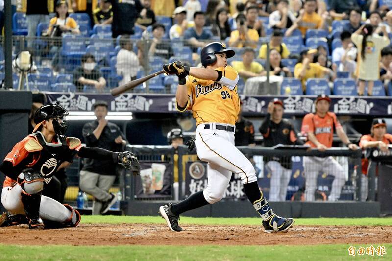 岳東華內野滾地球，超前比數。（記者廖耀東攝）