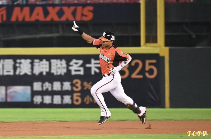 邱智呈「背靠背」陽春砲。（記者廖耀東攝）