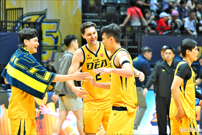 特攻謝亞軒（左起）、貝奇、黃泓瀚擊掌慶祝大勝國王。（記者陳逸寬攝）