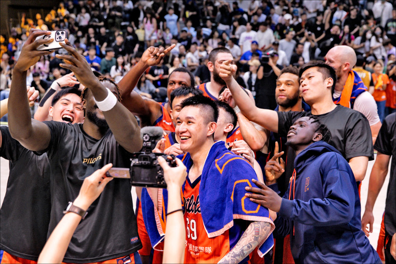 盧峻翔（中）率領航猿勇奪PLG例行賽龍頭。
（PLG提供）