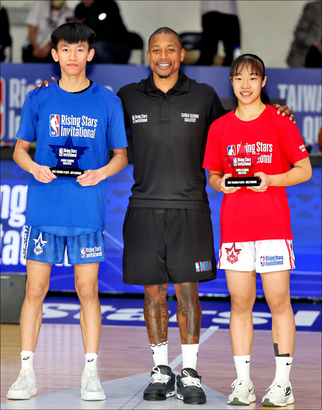 紀伍柏俊（左）、蘇衡（右）獲MVP。（中央社）