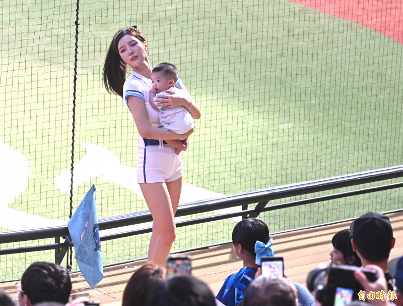 中場休息時抱起嬰兒，溫柔神情宛如「最美媽媽」。（記者王藝菘攝）