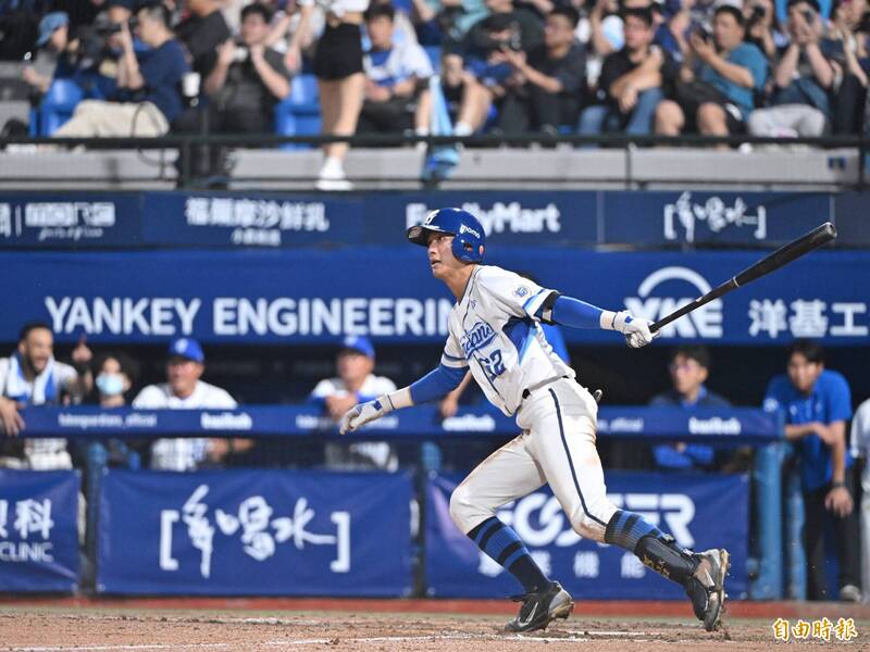 林岳谷擊出再見高飛犧牲打，富邦悍將以5比4擊敗中信兄弟。（記者陳逸寬攝）