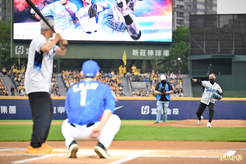 林哲瑄引退賽開球儀式，「牛爸」陳献榮擔任開球投手、林哲瑄和父親林漢森分別擔任捕手及打者。（記者陳逸寬攝）