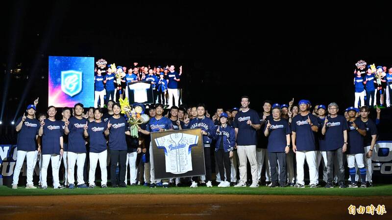 富邦悍將今天賽後於主場新莊為林哲瑄舉行引退儀式。（記者陳逸寬攝）