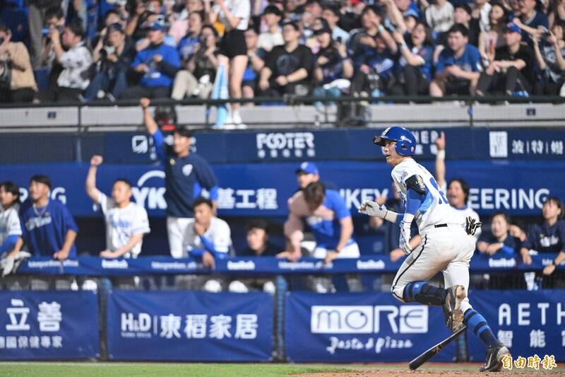 林岳谷擊出再見高飛犧牲打，富邦悍將以5比4擊敗中信兄弟。（記者陳逸寬攝）