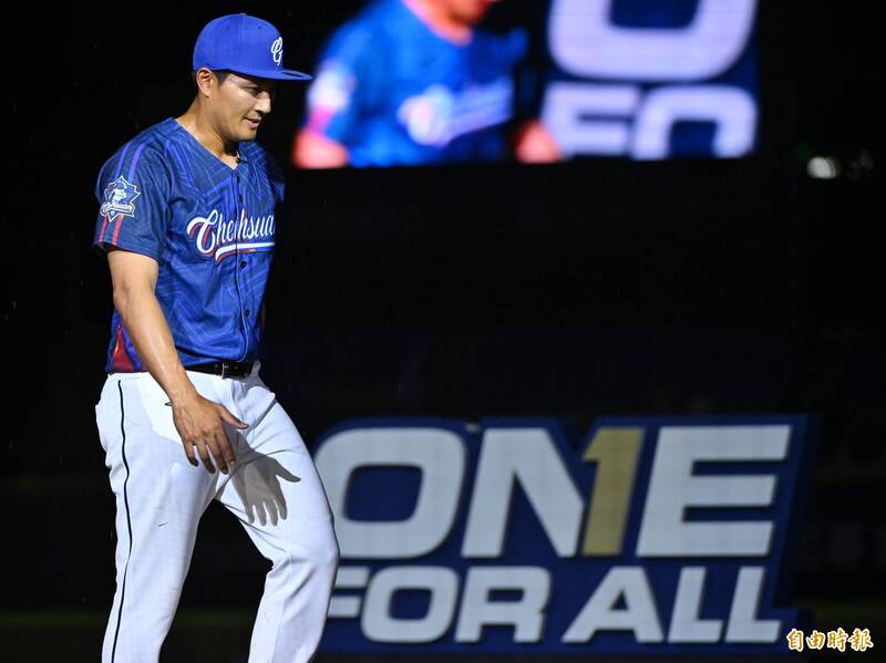 富邦悍將今天賽後於主場新莊為林哲瑄舉行引退儀式。（記者陳逸寬攝）