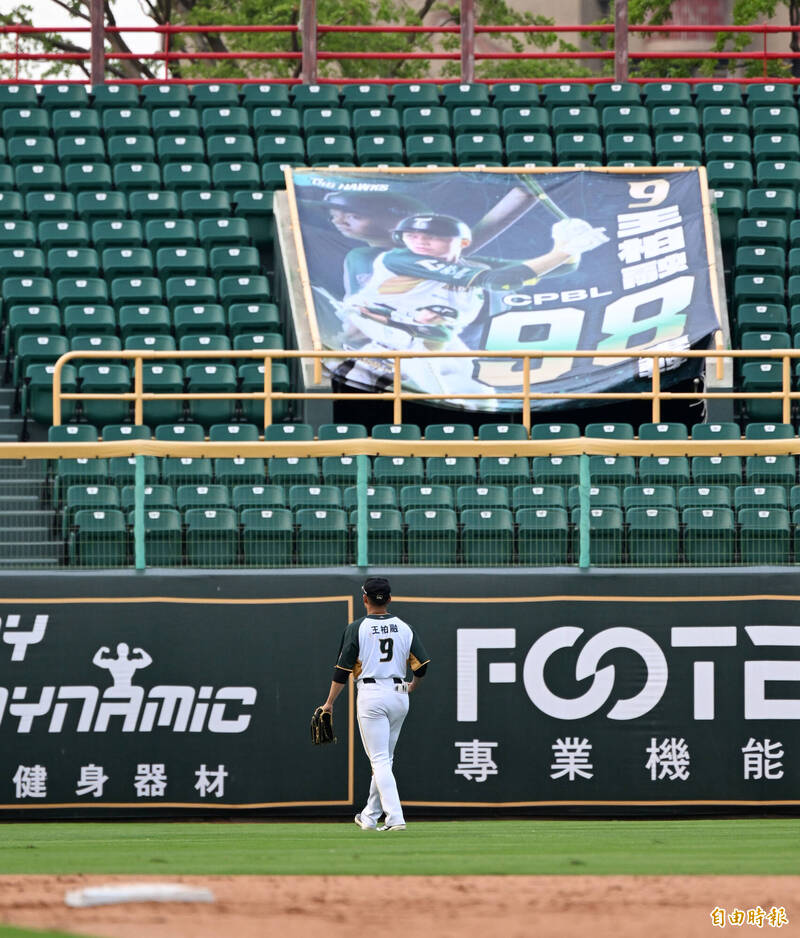 王柏融距離2轟就達成生涯百轟里程碑。（記者李惠洲攝）