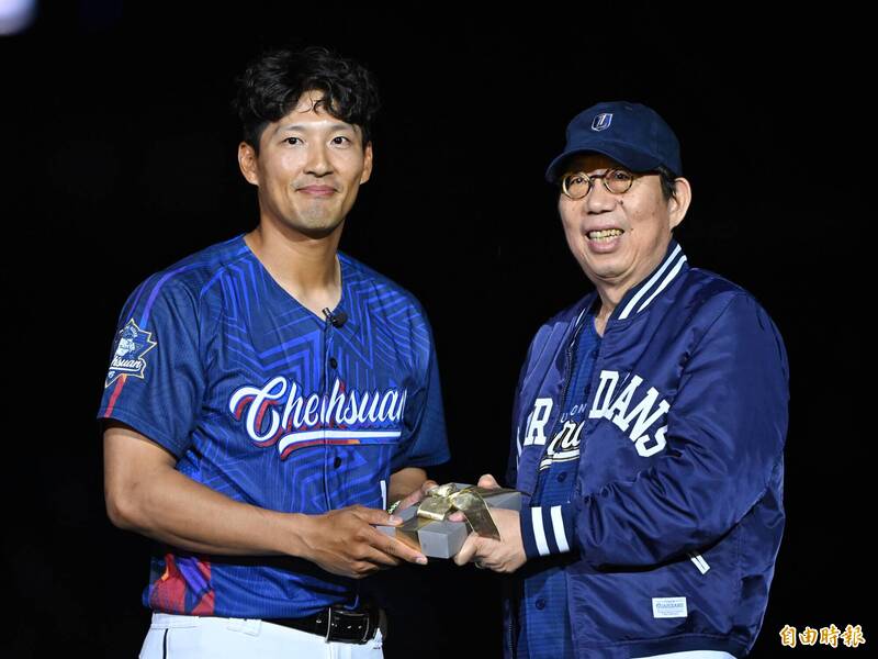 富邦悍將今天賽後於主場新莊為林哲瑄舉行引退儀式。（記者陳逸寬攝）