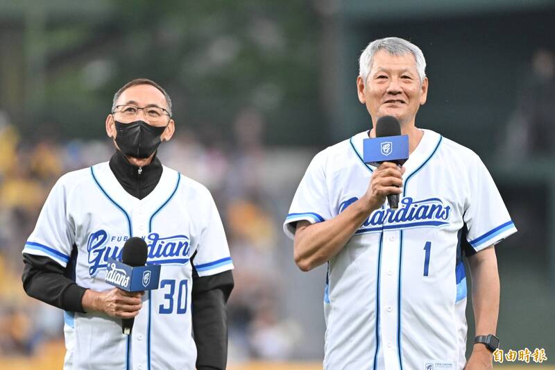 「牛爸」陳献榮、林哲瑄父親林漢森（右）擔任開球嘉賓。（記者陳逸寬攝）