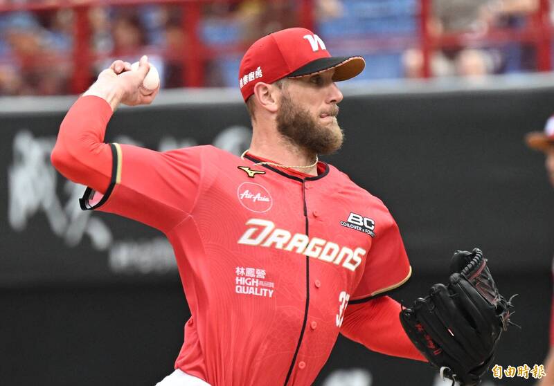 味全龍先發洋投鋼龍。（記者林正堃攝）