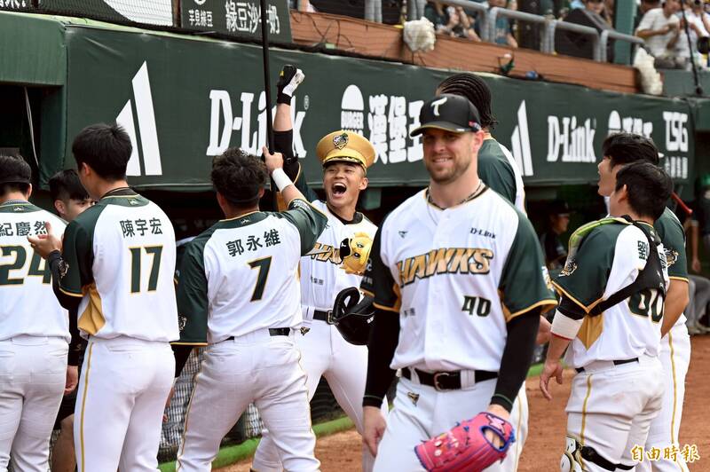 王柏融本季首轟、生涯97轟出爐。（記者李惠洲攝）