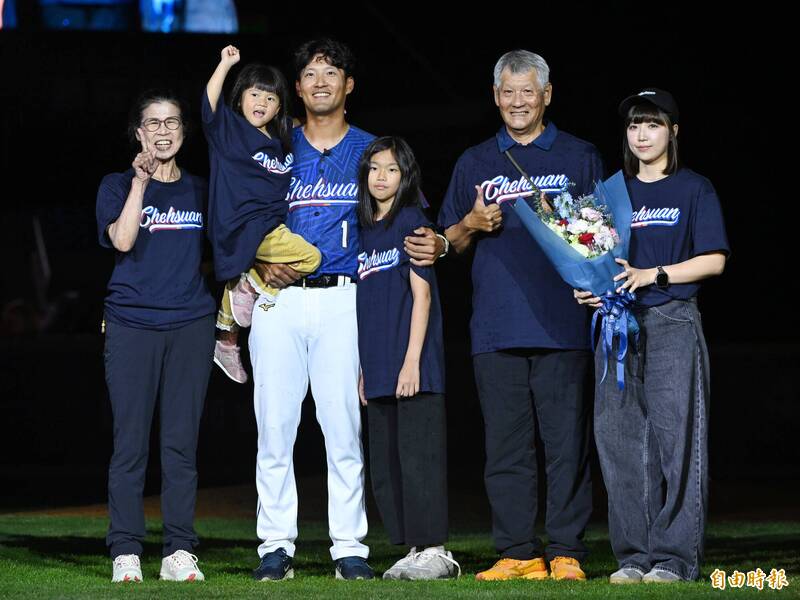 富邦悍將今天賽後於主場新莊為林哲瑄舉行引退儀式。（記者陳逸寬攝）