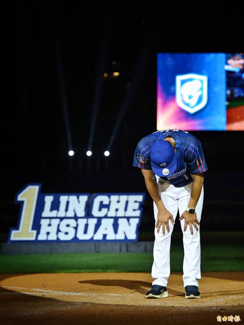 富邦悍將今天賽後於主場新莊為林哲瑄舉行引退儀式。（記者陳逸寬攝）