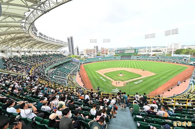 台鋼雄鷹今在澄清湖球場舉行主場開幕戰。（記者李惠洲攝）