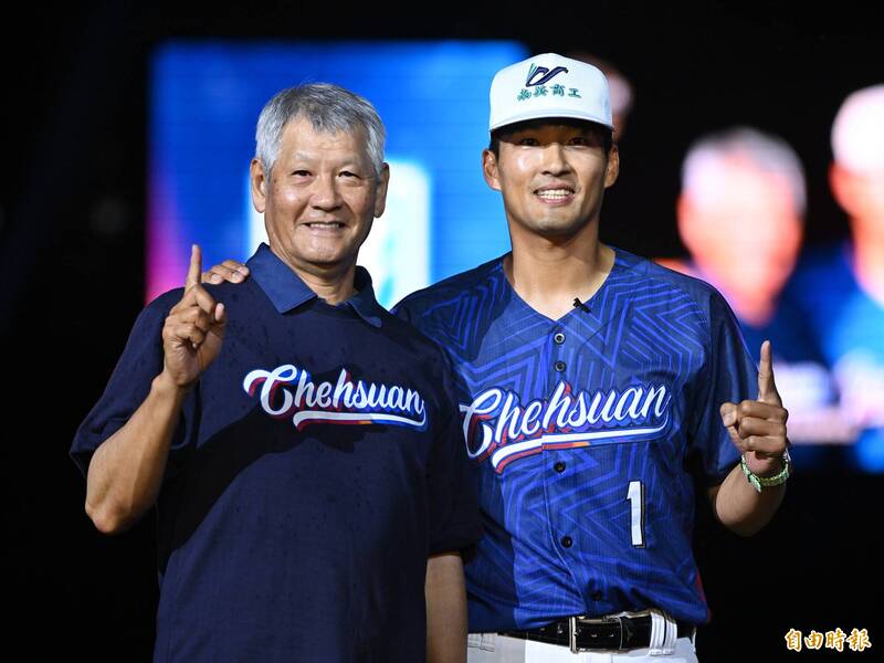 富邦悍將今天賽後於主場新莊為林哲瑄舉行引退儀式。（記者陳逸寬攝）