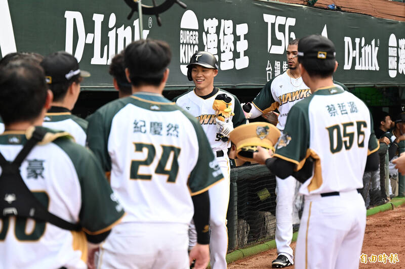 王柏融暌違2885天單場雙響砲。（記者李惠洲攝）