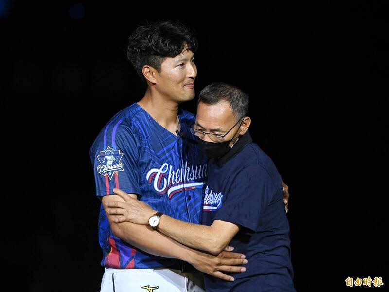 富邦悍將今天賽後於主場新莊為林哲瑄舉行引退儀式。（記者陳逸寬攝）