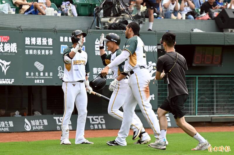 王柏融本季首轟、生涯97轟出爐。（記者李惠洲攝）