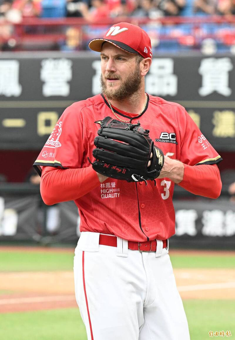 味全龍先發洋投鋼龍。（記者林正堃攝）