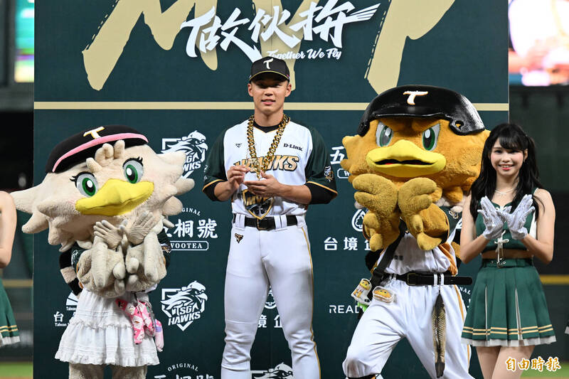 「台鋼大王」王柏融獲選單場MVP。（記者李惠洲攝）