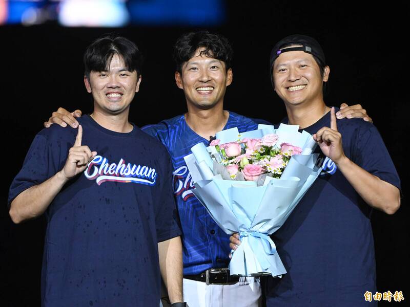 富邦悍將今天賽後於主場新莊為林哲瑄舉行引退儀式。（記者陳逸寬攝）