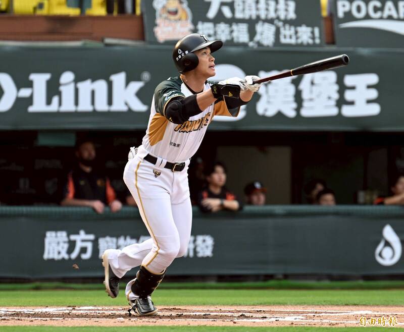 王柏融單場雙響砲。（記者李惠洲攝）