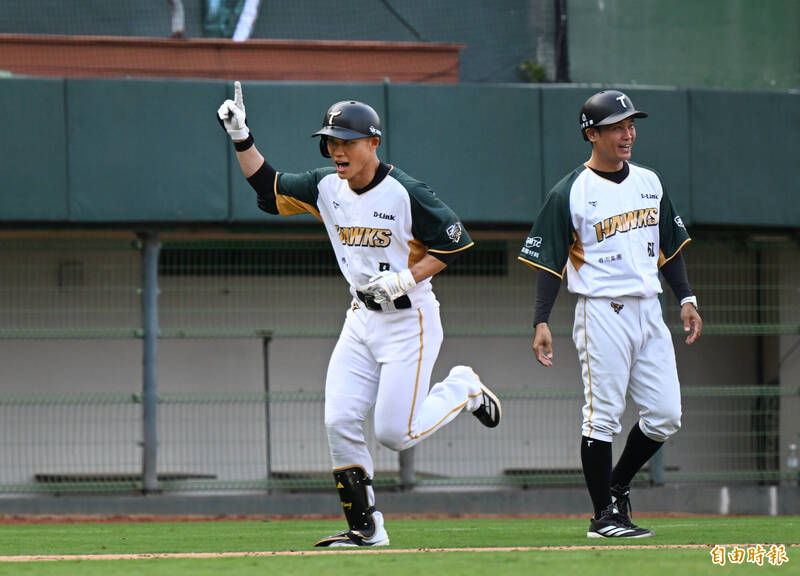 王柏融暌違2885天單場雙響砲。（記者李惠洲攝）