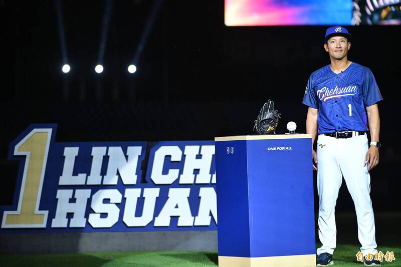 富邦悍將今天賽後於主場新莊為林哲瑄舉行引退儀式。（記者陳逸寬攝）