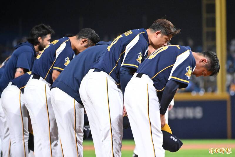 中信兄弟以4比5不敵富邦悍將，吞下四連敗，開季以來僅1勝6敗。（記者陳逸寬攝）