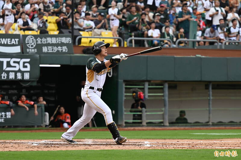 王柏融暌違2885天單場雙響砲。（記者李惠洲攝）