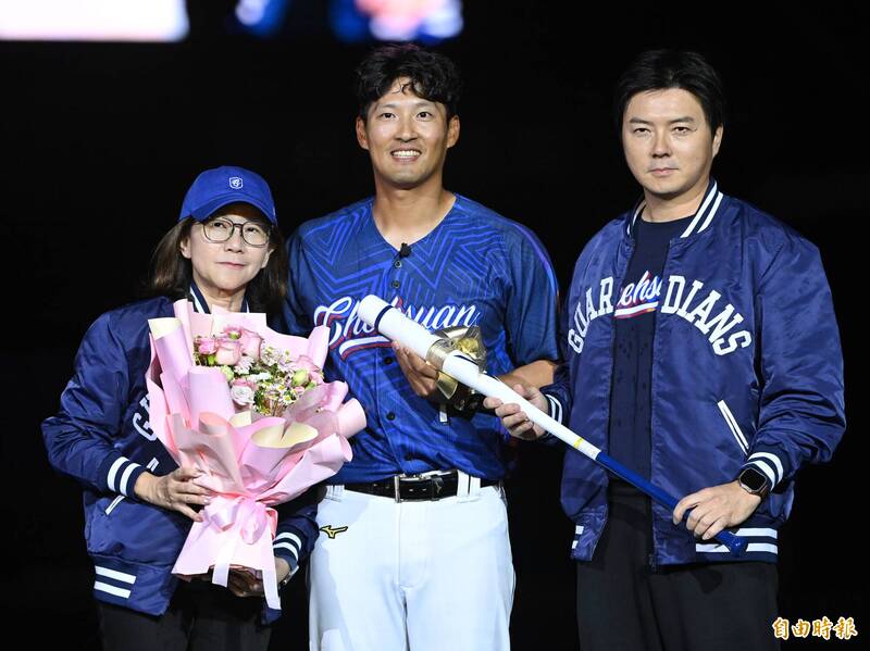 富邦悍將今天賽後於主場新莊為林哲瑄舉行引退儀式。（記者陳逸寬攝）