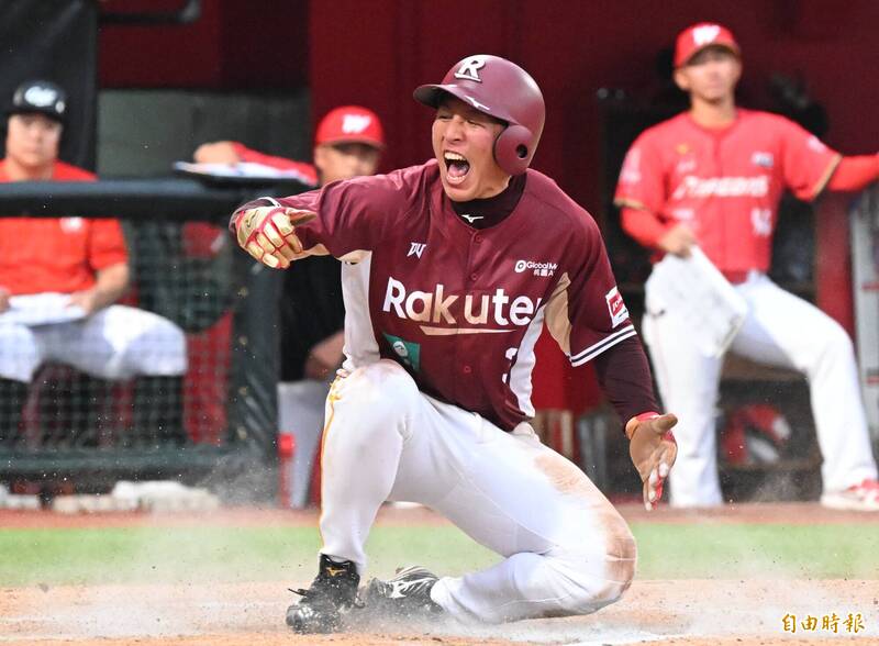 成晉滑回本壘攻下全場唯一1分。（記者林正堃攝）