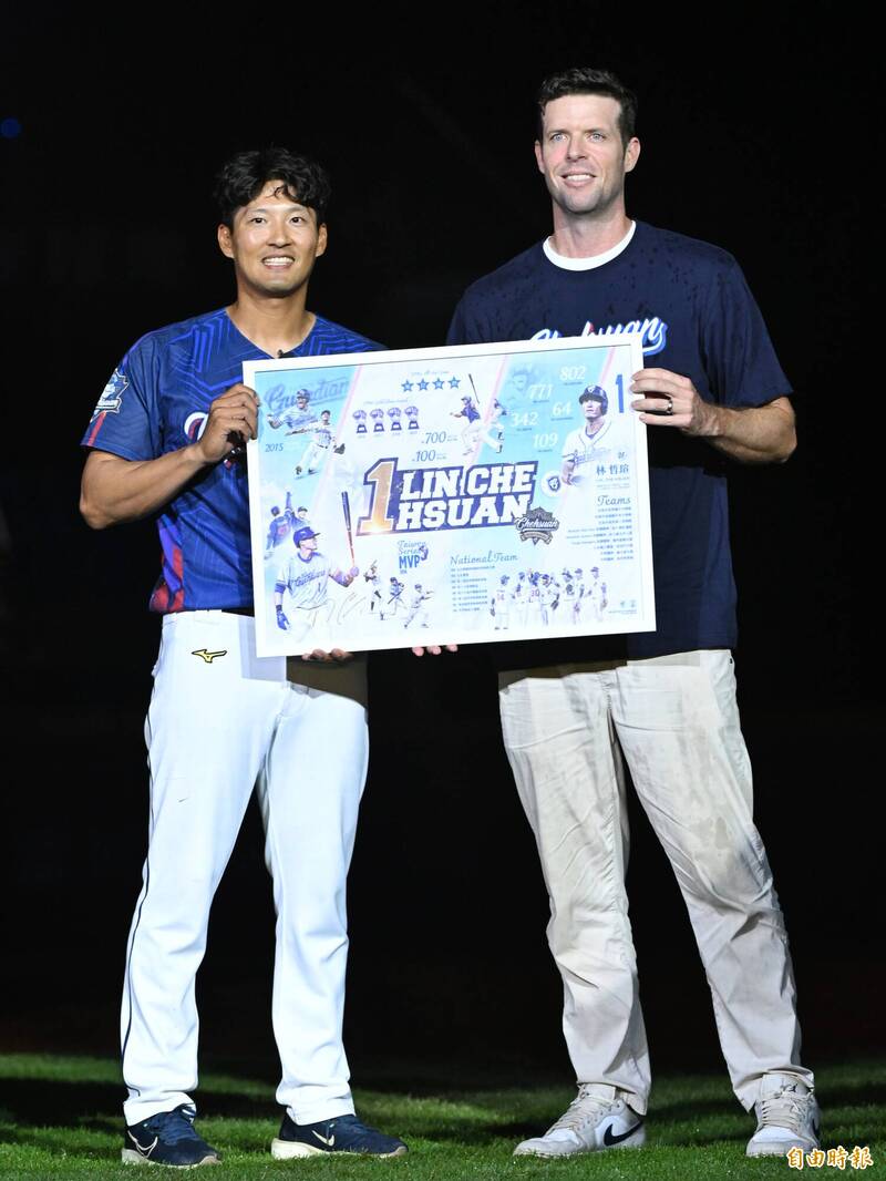 富邦悍將今天賽後於主場新莊為林哲瑄舉行引退儀式。（記者陳逸寬攝）