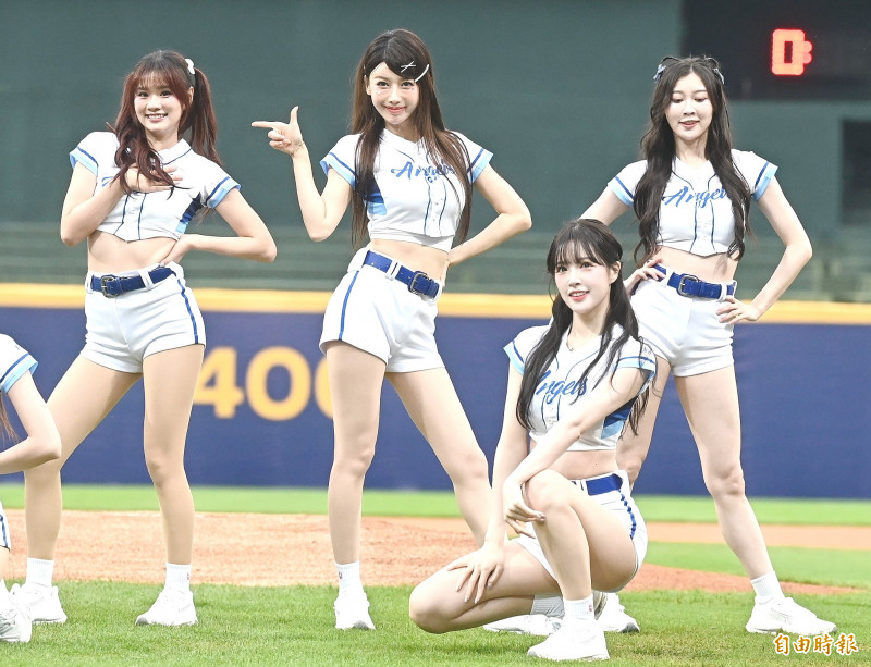 Fubon Angels 韓籍成員李雅英（圖中）與李晧禎（右2）今日在新莊棒球場熱力應援，兩位女神合體比出勝利手勢，甜美笑容瞬間融化全場球迷，成為場邊最吸睛的焦點。（記者王藝菘攝）