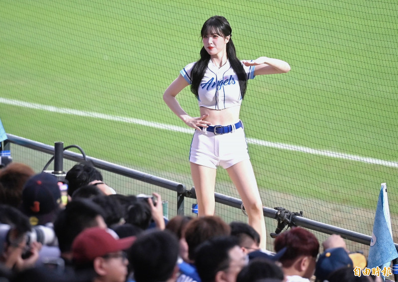 李晧禎展現專業應援，舉手投足間充滿自信魅力。（記者王藝菘攝）