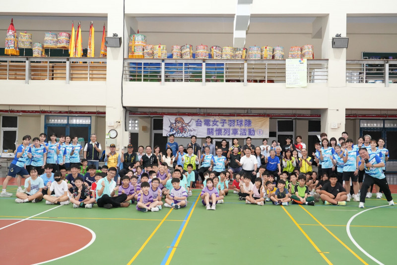 台電女子羽球隊，跨海前往文光國中交流。（澎湖縣政府提供）