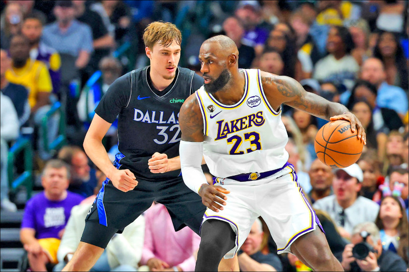 19歲佛拉格（左）與41歲詹姆斯（右）昨上演跨世代的狀元對決。（路透）