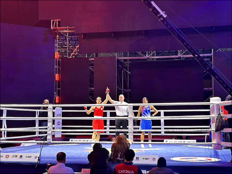 陳念琴（左）昨在亞洲拳擊錦標賽女子65公斤級4強戰第2回合時，現場突然大停電，最後裁判判定陳念琴收下金牌戰門票。（拳擊協會提供）