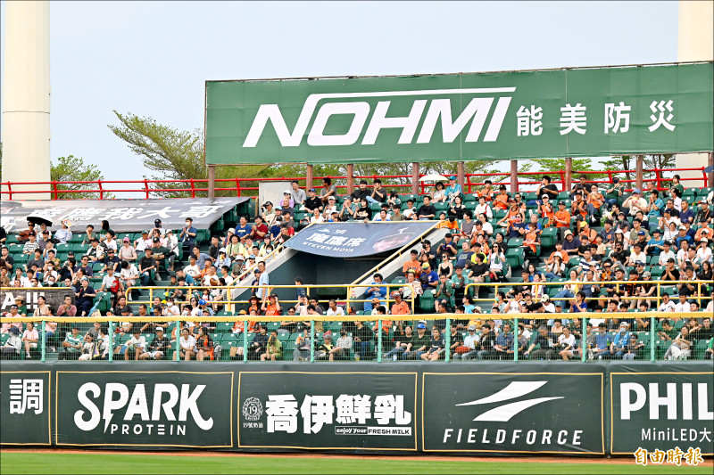 澄清湖球場94席「魔鷹席」已完售。（記者李惠洲攝）