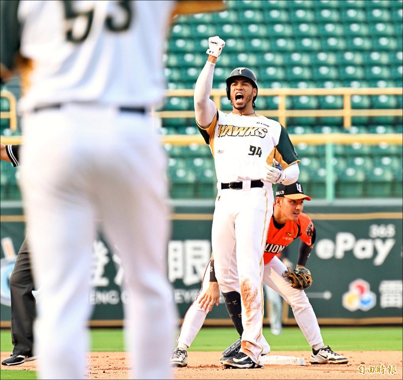 台鋼雄鷹洋砲魔鷹連5場有打點。（記者李惠洲攝）