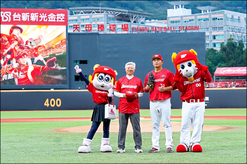 台新新光金控總經理林維俊（左二）擔任主場開球嘉賓，展現集團對棒球運動的支持。（台新新光金控提供）