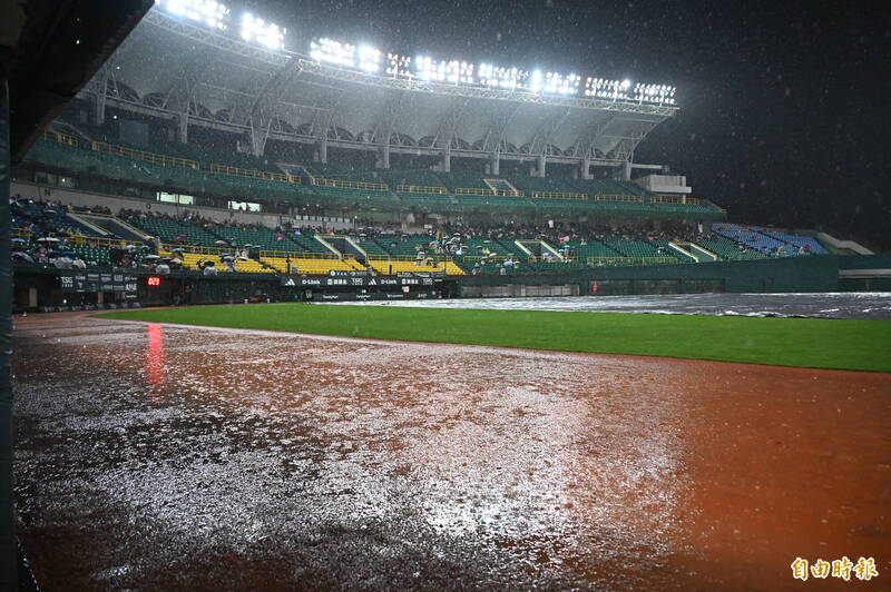 因雨勢過大，雙方1：1握手和局。（記者李惠洲攝）