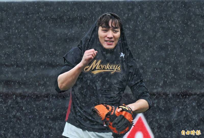 天母賽事因雨延賽。（記者林正堃攝）