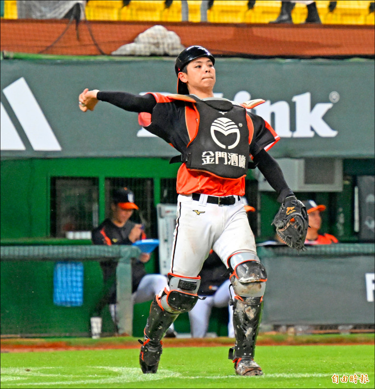 陳重羽成為獅隊主戰捕手。（記者李惠洲攝）
