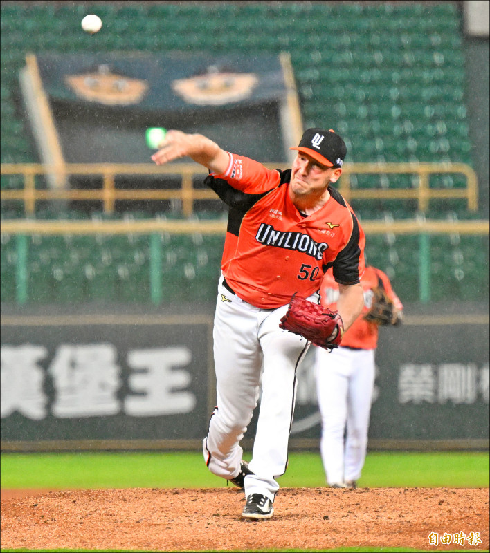 獅隊洋投布雷克投出7.2局優質先發。（記者李惠洲攝）